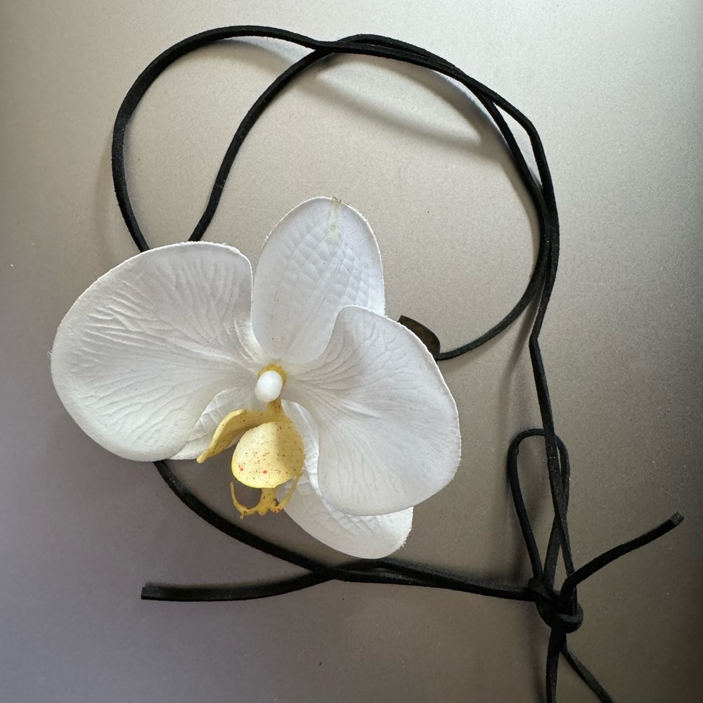 Orchid necklace on leather - Picture 1 of 8